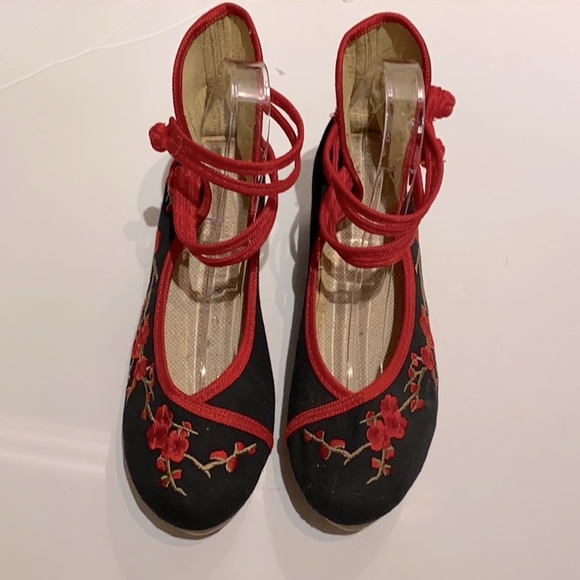 9 🆕NEW Black & Floral Comfy Shoes w/ ankle straps - Picture 4 of 5